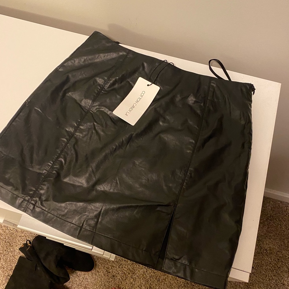 Urban outfitters faux leather skirt tiny slit size medium